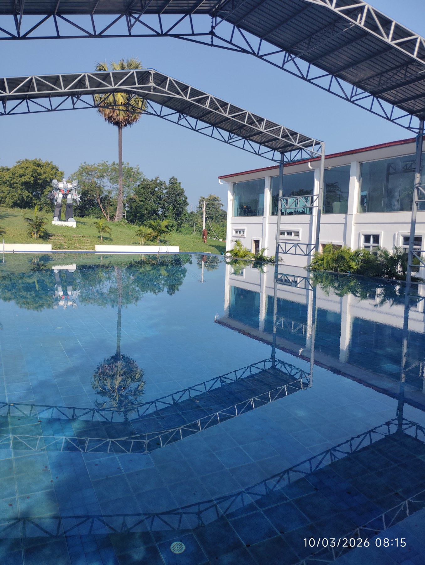 Ranger Camp Playground — ရေကူးကန်နှင့် သံမဏိအမိုးဖွဲ့စည်းပုံ